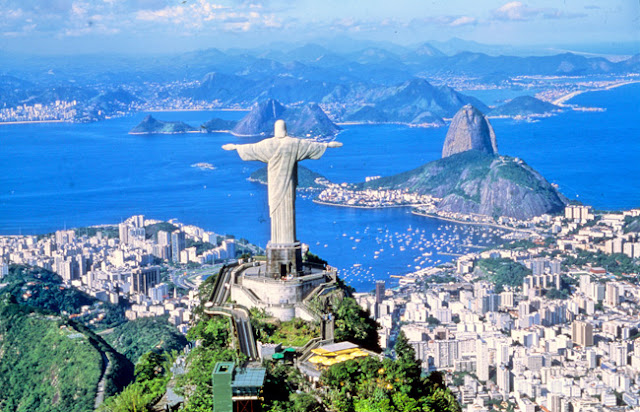 Rio de Janeiro (RJ)Vista aerea do Cristo Redentor e parte da cidade